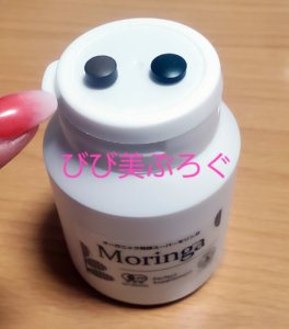 オーガニック発酵スーパーモリンガとスピルリナの大きさ比較